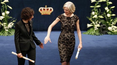 CrisprCas-Genschere: Fünf Jahre vor dem Nobelpreis 2020 wurden die beiden Chemikerinnen Jennifer Doudna (r) and Emmanuelle Charpentier schon in Spanien mit dem angesehenen Asturia-Preis ausgezeichnet. 