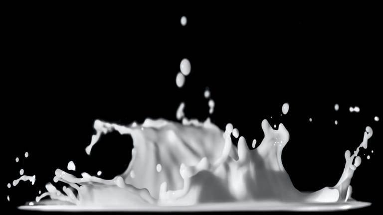 Ein schneeweißer Tropfen Milch in Großaufnahme vor einem schwarzen Hintergrund. Die Milch der Zukunft kommt aus einem Bioreaktor statt aus dem Euter. Dank der Genschere CrisprCas können Milchproteine ohne Tiere vervielfältigt werden.