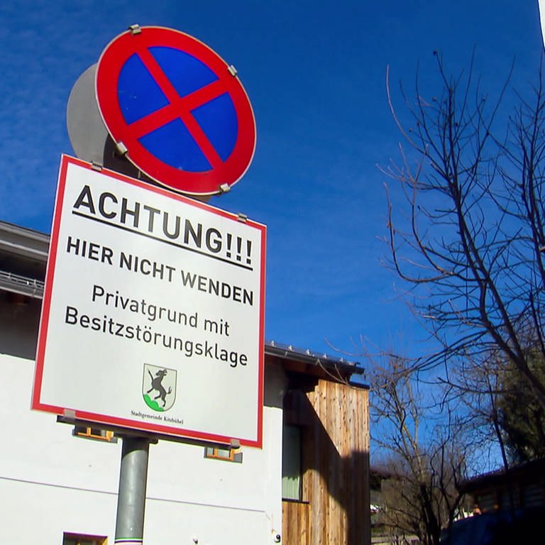 Warnung auf einem Straßenschild in Österreich: "Achtung!!! Hier nicht wenden. Privatgrundstück mit Besitzstörungsklage." Privatgelände mit dem Auto zu überfahren, kann hier teuer werden.