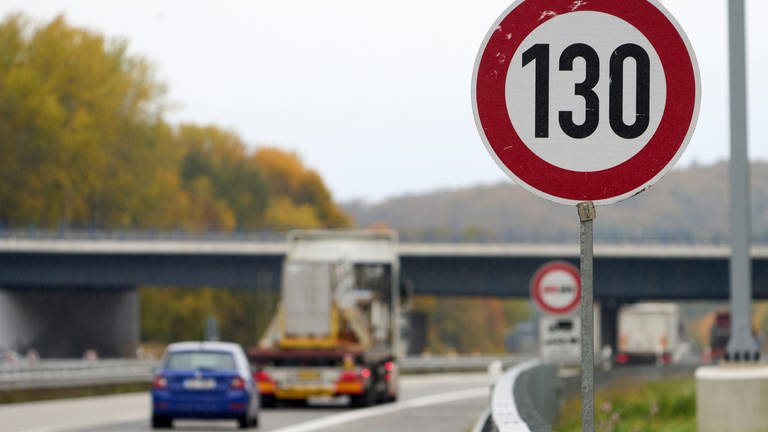 Ein Schild begrenzt das Tempo auf der Autobahn A61 auf 130 kmh. 