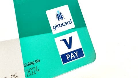 Eine Bankkarte mit den Logos von Girocard und V Pay.