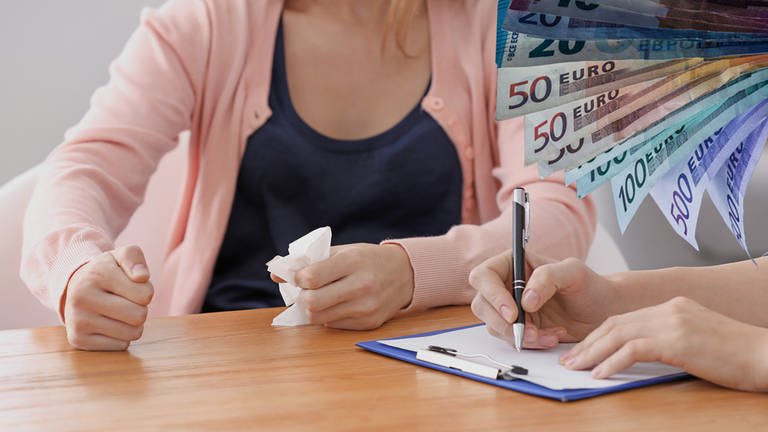 Eine Frau sitzt mit einem Taschentuch in der Hand an einem Tisch. Gegenüber sitzt jemand mit einem Anamnesebogen. Verschiedene Euro-Banknoten sind übereinander gestapelt.