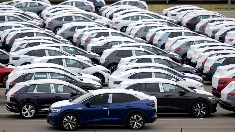 Fertige, vollelektrische Fahrzeuge aus dem Volkswagenwerk in Zwickau stehen auf einem Parkplatz im Werk. 