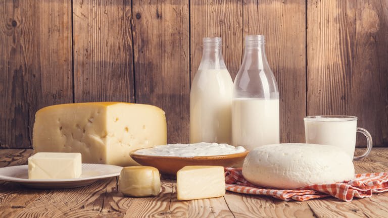 Auf dem Bild sind Milch, Käse und Butter zu sehen. Milchprodukte enthalten wertvolle Inhaltstoffe und werden daher als gesund angesehen. Aber wie viel Milch am Tag ist wirklich gut für Körper und Umwelt?  (Foto: Colourbox)