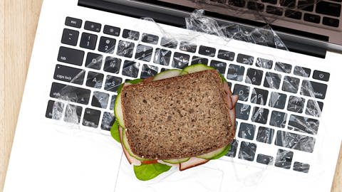 Belegtes Brot liegt auf Tastatur