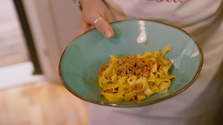 Ein Teller mit Pasta-Bolognese wird in die Kamera gehalten. Barilla Check