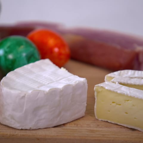 Es sind Käse, Eier, Wurst und Brokkoli zu sehen. Ketogene Ernährung - hilfreich beim Abnehmen oder doch ungesund?