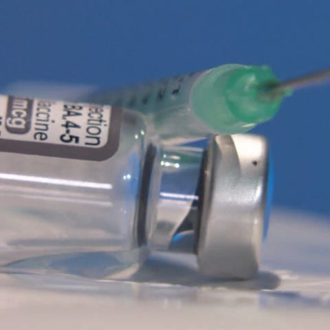 Spritze und Corona Impfstoff