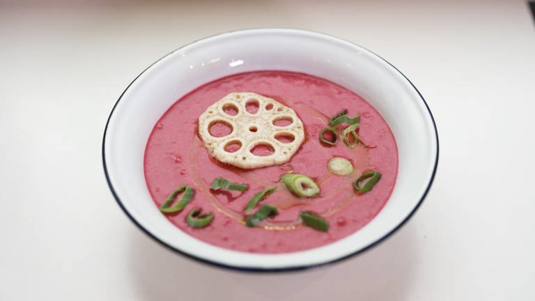 Rote Bete Suppe mit Lotuschips und Frühlingszwiebeln. (Foto: SWR, SWR)