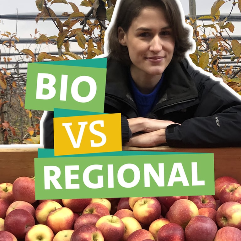 Ökocheckerin Katherina vor einer Kiste mit Äpfeln. Was ist regionaler - hauptsache bio oder möglichst regional?
