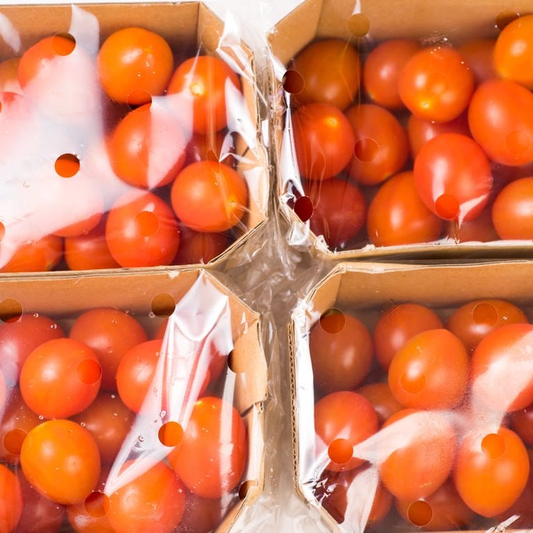 Zu sehen sind vier Packungen Tomaten 