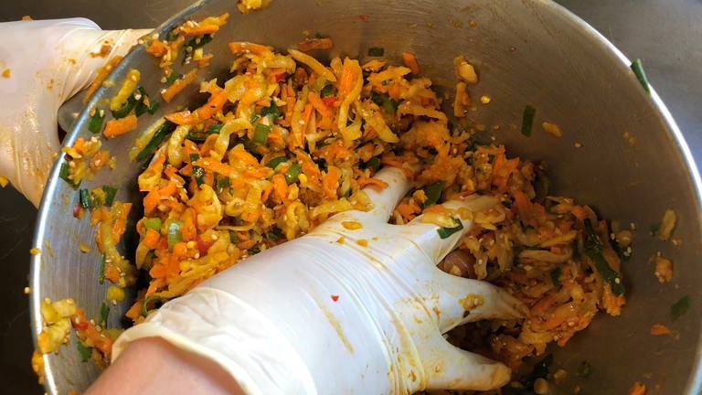 Scharfe Gewürzpaste für Kimchi wird geknetet zum Fermentieren