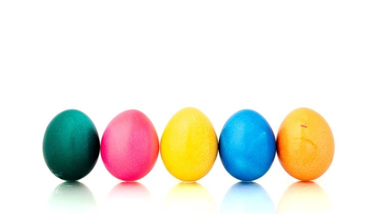Mehrere bunte Eier in einer Reihe (Foto: IMAGO, Ulrich Roth)
