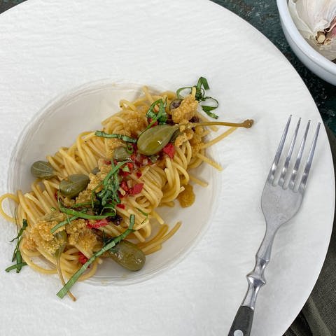 Spaghetti aglio olio mit Sardellen und Kapern