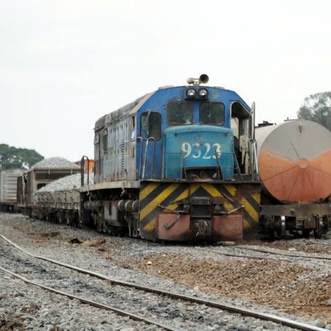 Kenia investiert stark in sein Schienennetz. Ein Güterzug beladen mit Schotter im Bereich des Nairobi Central Station.