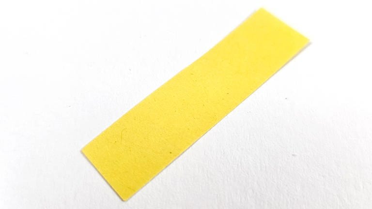 Für den Blütenstempel ein schmales Stück Papier zuschneiden (hier gelb). 