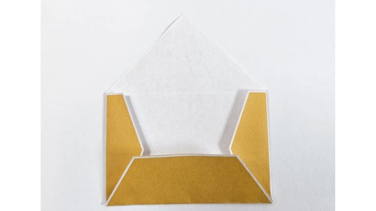 Den Briefumschlag so falten, dass die bunt bedruckten Seiten nach innen gefaltet werden.