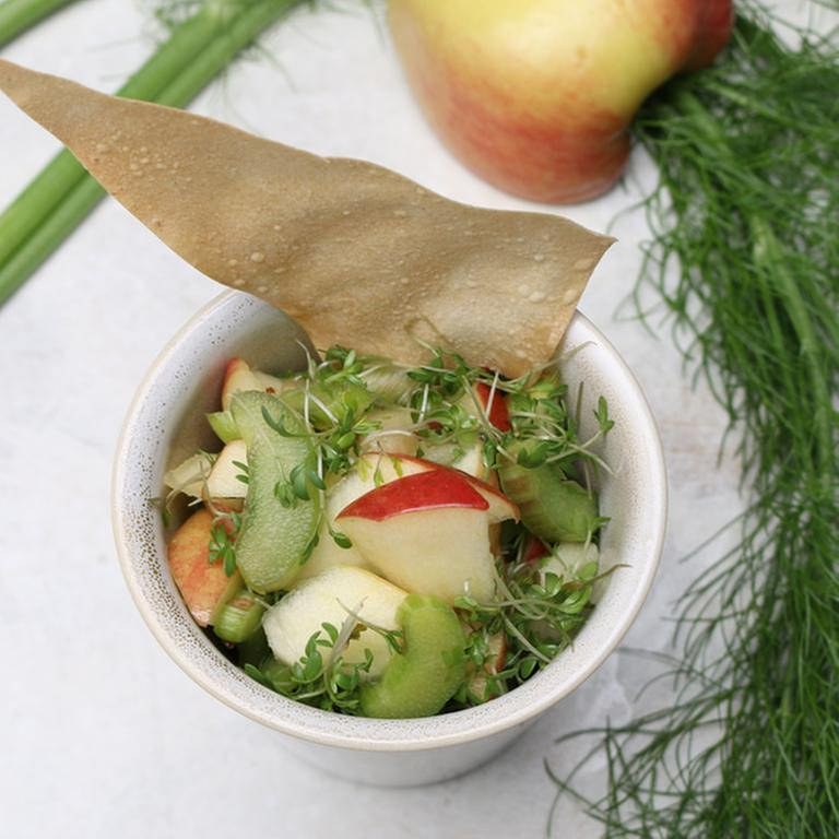 Apfel-Rhabarber-Salat mit Kresse