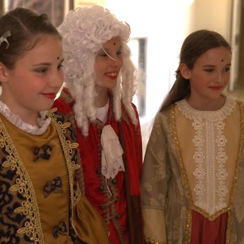 Drei Mädchen in historischen Kostümen