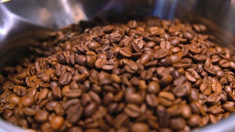 Kaffeebohnen in einer Rösttrommel. (Foto: SWR)
