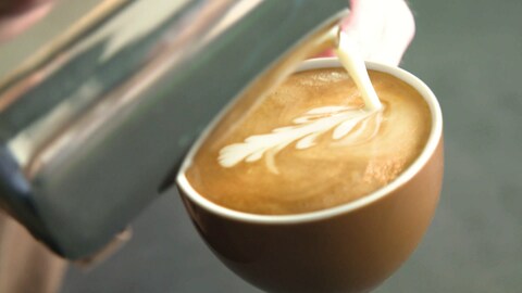 Barista macht mit Milchschaum ein Muster auf dem Kaffee. (Foto: SWR)
