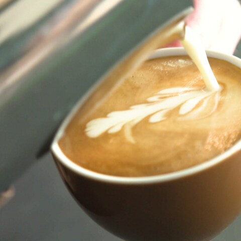Barista macht mit Milchschaum ein Muster auf dem Kaffee. (Foto: SWR)