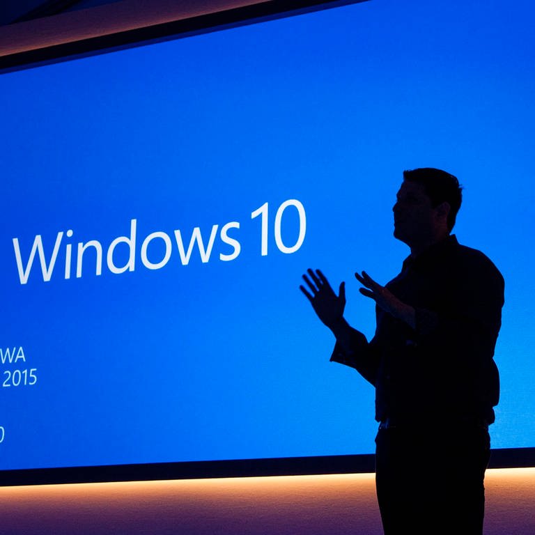 Mann vor Windows 10 Schaubild (Foto: dpa Bildfunk, picture alliance / dpa)