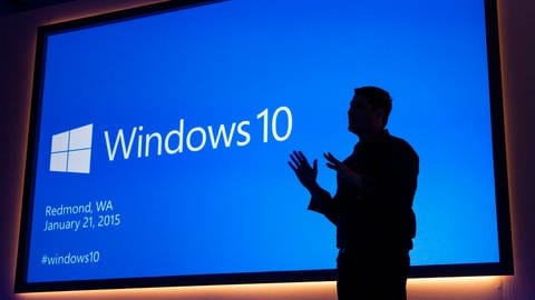 Mann vor Windows 10 Schaubild (Foto: dpa Bildfunk, picture alliance / dpa)