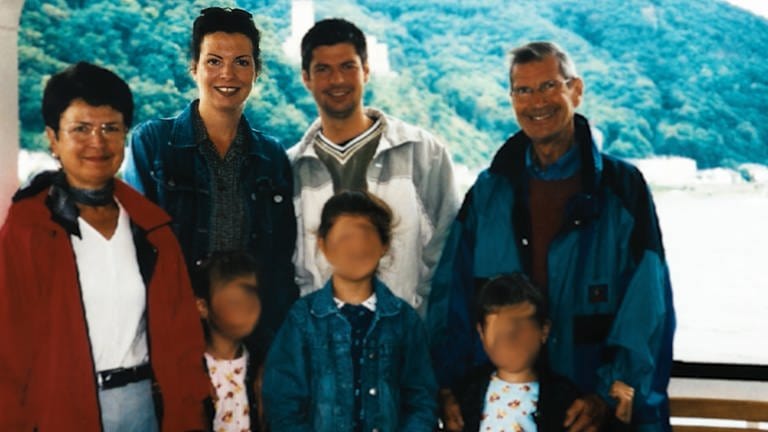Familienfoto der Schemmers: Henrike Schemmer mit Ehemann, Kindern und Schwiegereltern