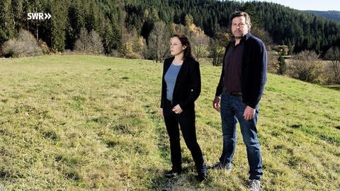 Franziska Tobler als Hauptkommissarin und Friedemann Berg als Hauptkommissar im Schwarzwald Tatort. (Foto: SWR, Benoît Linder)