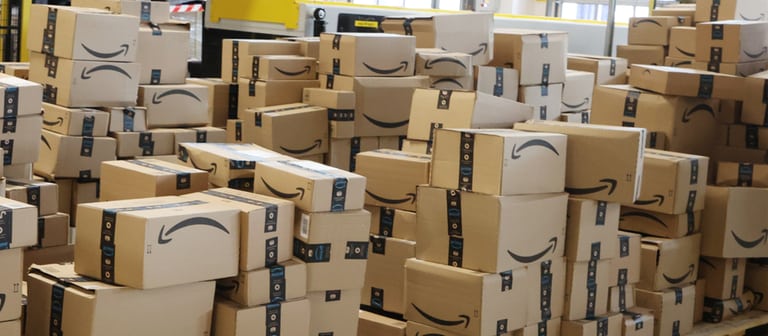 Eine Lagerhalle voller Amazonpakete auf Paletten. (Foto: picture-alliance / Reportdienste, Nick Ansell)