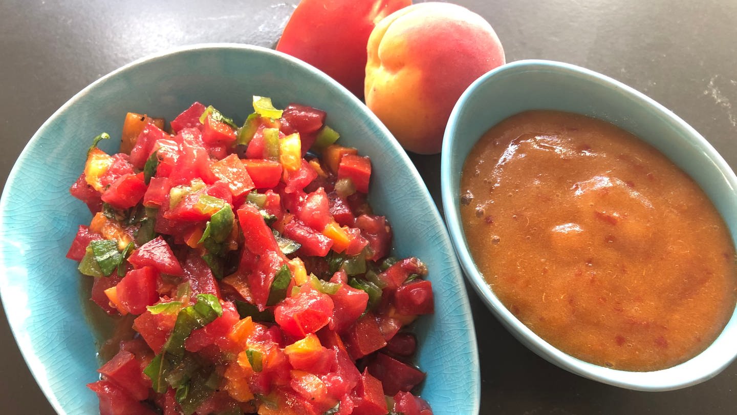eine Schale mit Aprikosenmarmelade und eine Schale mit Tomaten-Aprikosen-Salsa