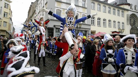 Funkenmariechen auf den Schultern eines Gardemajors (Foto: picture-alliance / Reportdienste, Picture Alliance)