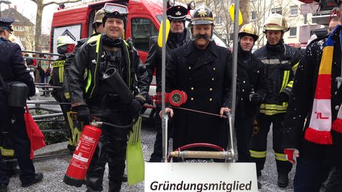 Feuerwehrmännner in historischen Kostümen (Foto: SWR)