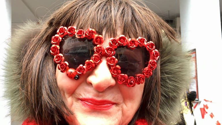 Frau mit Herzchenbrille (Foto: SWR)