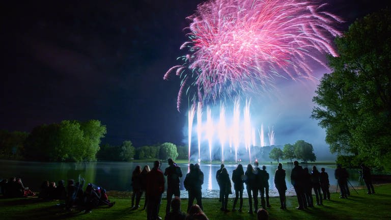 Ein Feuerwerk ist beim Fest "Rhein in Flammen" zu sehen. 