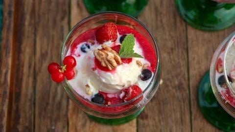 Honig-Joghurt-Eis auf Himbeer-Pürree mit Johannisbeeren, Heidelbeeren, Erdbeeren, Walnuss und Minzblättchen dekoriert (Foto: SWR, SWR/megaherz -)