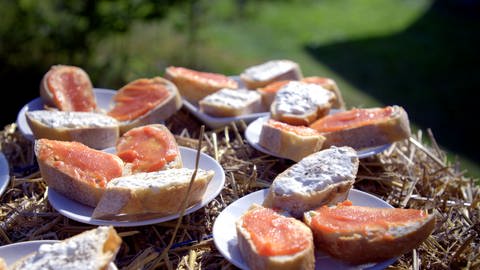 Ebereschen-Apfel-Fruchtaufstrich an Ziegenkäse auf Baguette-Scheiben (Foto: SWR, SWR/megaherz)