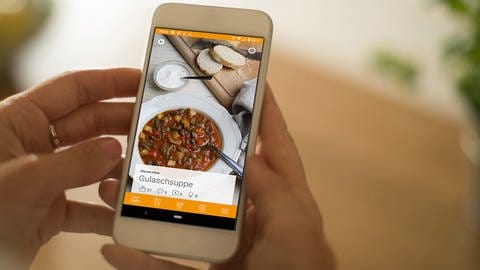 Die ARD-Buffet App auf einem Smartphone (Foto: Colourbox, SWR)