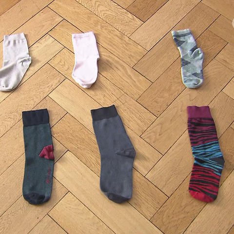 Einzelne Socken auf Boden (Foto: SWR)