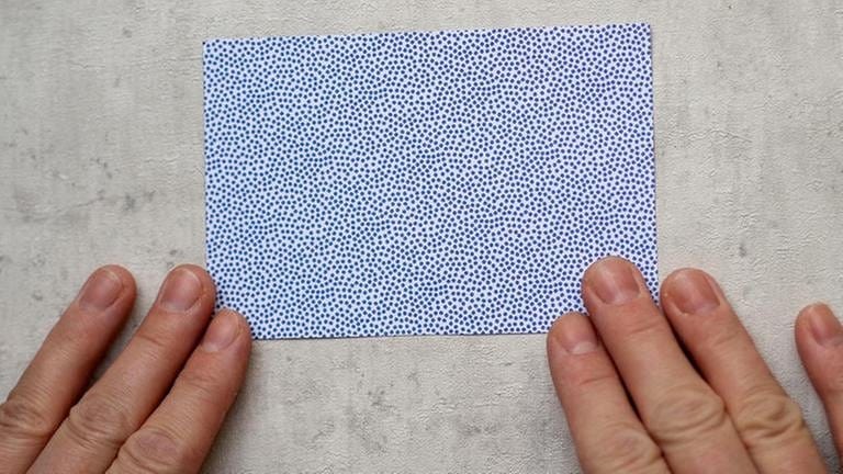 Das Papier mit Schere oder Cutter zu einem Rechteck von 8 cm x 12 cm zuschneiden. (Foto: Privat - Johanna Rundel)