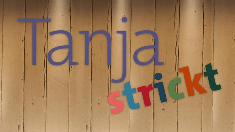 Tanja Steinbach mit dem Schriftzug "Tanja strickt" (Foto: SWR, SWR -)