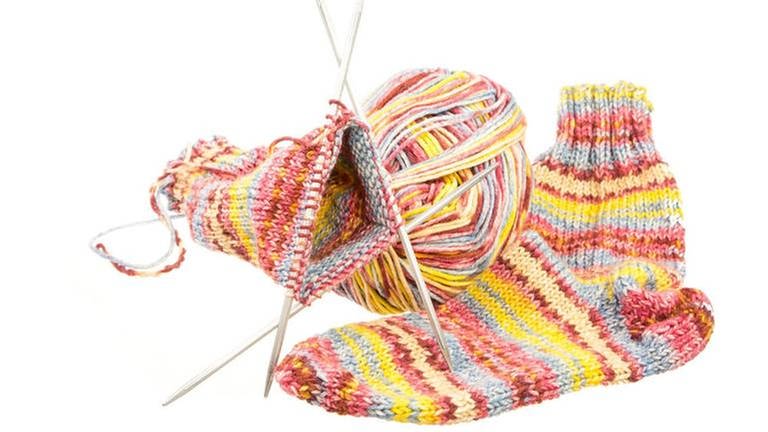 Wolle, Nadelspiel und fertig gestrickte Socken (Foto: Colourbox, Colourbox -)