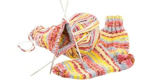Wolle, Nadelspiel und fertig gestrickte Socken (Foto: Colourbox, Colourbox -)