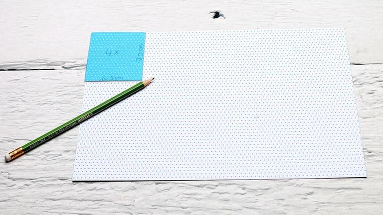 Schablone für Motivpapier vier Mal aufzeichnen und ausschneiden. (Foto: SWR, SWR -)