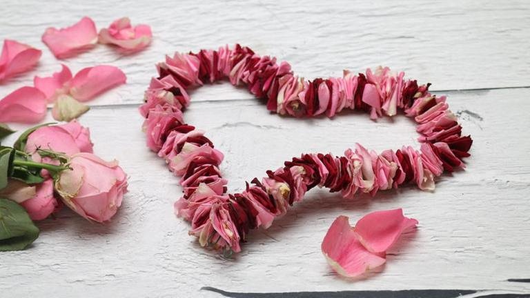 Herz aus Rosenblüten (Foto: SWR, SWR -)
