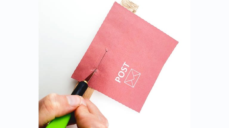 Schneiden Sie die Briefkastenvorlage in der Farbe Ihrer Wahl rundherum aus.  (Foto: Lisa Vöhringer)