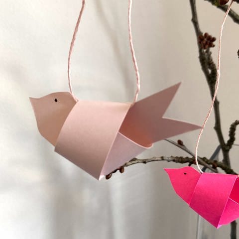 Vögel aus Papier knoten (Foto: Claudia Tenk)