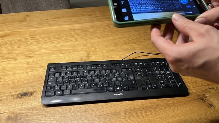 Vor dem Reinigen ein Foto der Tastatur machen, damit hinterher wieder alle Tasten ihren richtigen Platz finden. (Foto: Andreas Frisch)