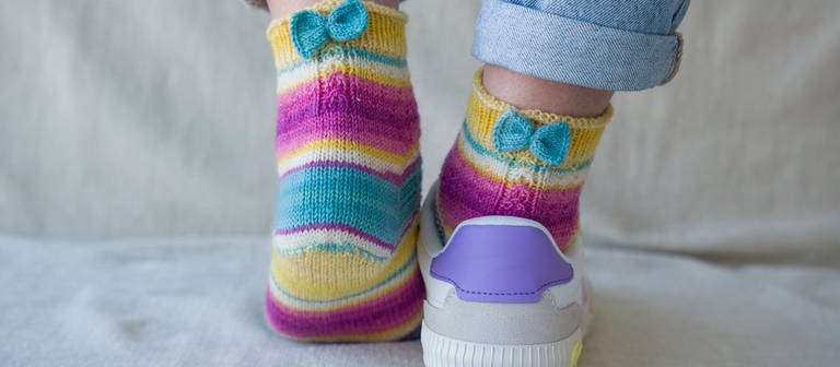 Sneaker-Socken mit Schleife (Foto: Felix Brunnbauer)